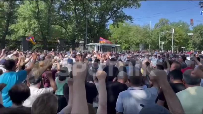 Армянская оппозиция проводит акцию протеста перед резиденцией президента в Ереване