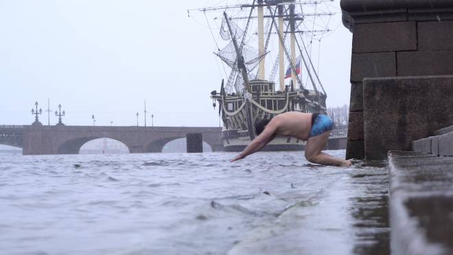 И в снег, и в карантин: как петербургские моржи устраивают заплывы