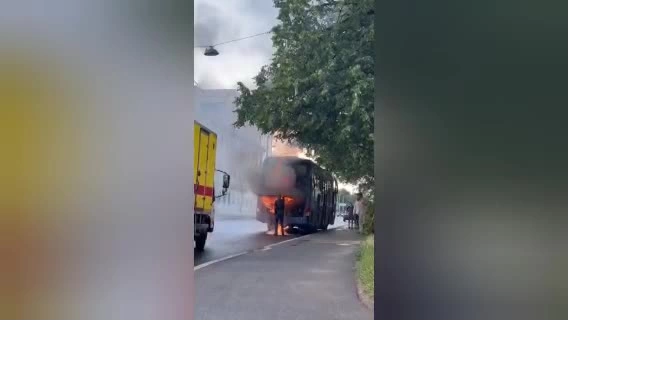 Огонь охватил туристический автобус на Днепропетровской улице 