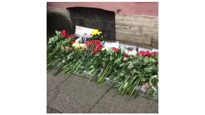 Петербуржцы завалили цветами посольство США в память вокалиста Linkin Park