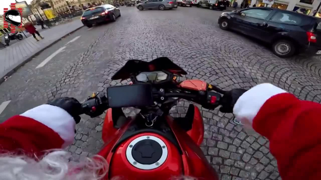 В Париже Санта-Клаус на мотоцикле устроил погоню за нарушительницей