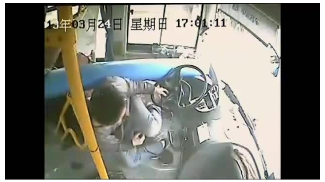 В Китае Мао спас пассажиров автобуса от фонарного столба