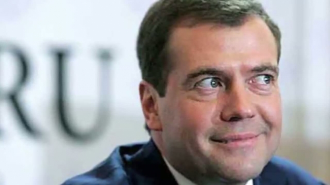 Медведев ретвитнул матерщину о тех, кто называет ЕдРо «партией жуликов и воров»