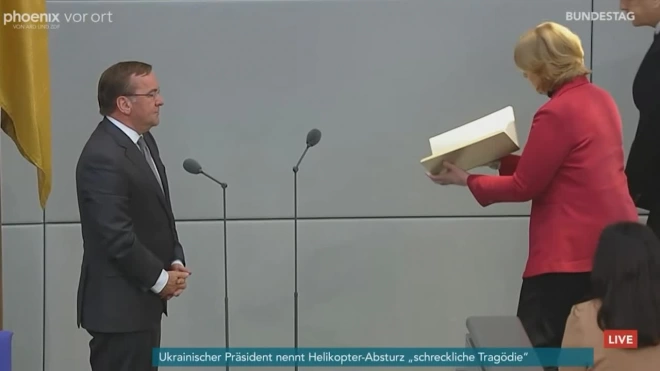 Новый министр обороны Германии принес присягу в бундестаге