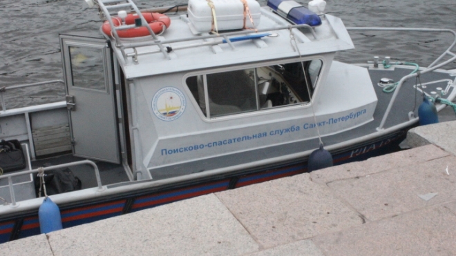  Сотрудники МЧС пытаются спасти тонущего в Морском канале человека