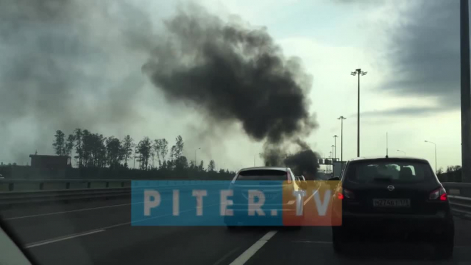 Видео: На КАД сгорел автомобиль