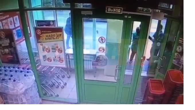 На Ланском шоссе грабители избили сумкой по голове продавца магазина