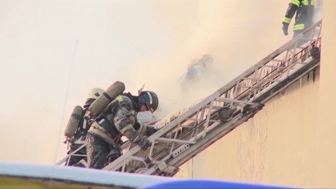 На Чугунной улице пламя бушует в помещениях Трамвайно-механического завода, пожару присвоили повышенный номер сложности