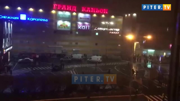 Из торгового центра на проспекте Энгельса эвакуировали 2000 человек 