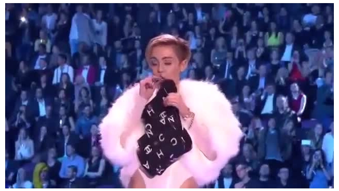 Майли Сайрус мощно пыхнула на вручении премии MTV EMA 2013