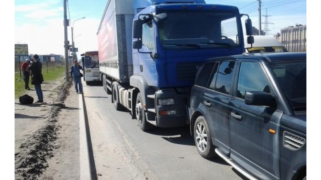 На севере Петербурга переполненная маршрутка столкнулась с фурой: пострадали 10 человек