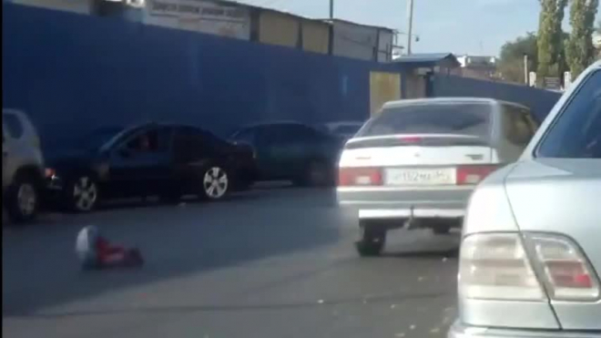 Видео момента ДТП: В Волгограде легковушка сбила пятилетнюю девочку