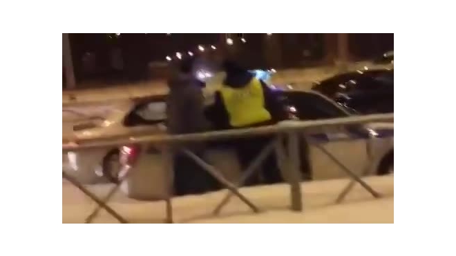 Очевидцы опубликовали видео драки водителя и двух сотрудников ДПС в Перми