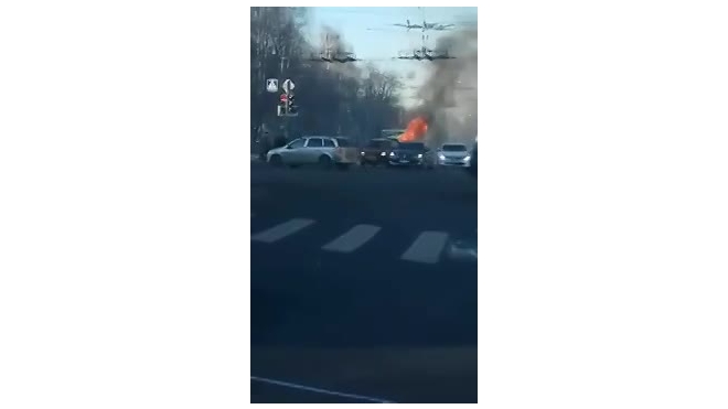 Видео: в центре Ярославля дотла выгорела иномарка