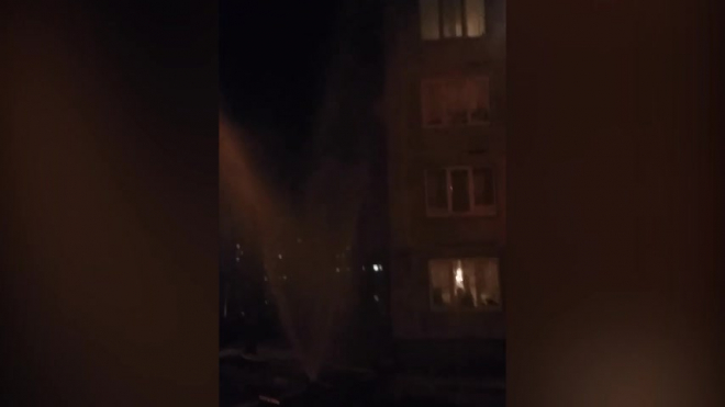 На Бестужевской улице забил фонтан, размером с 4-этажное здание