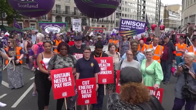 В Лондоне тысячи человек вышли на протесты из-за роста цен