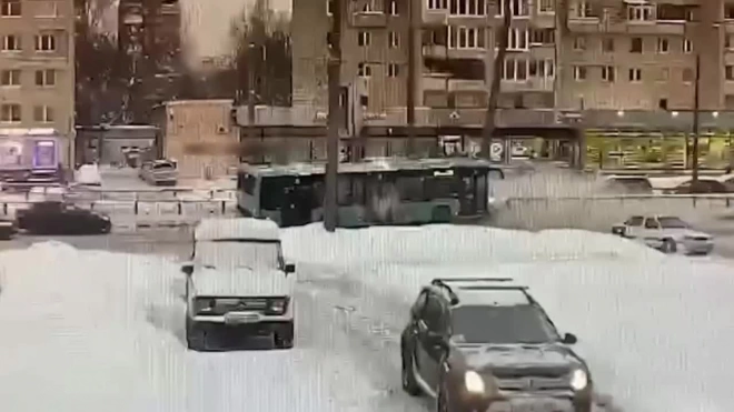 Появилось видео ДТП с участием автобуса на Светлановском проспекте