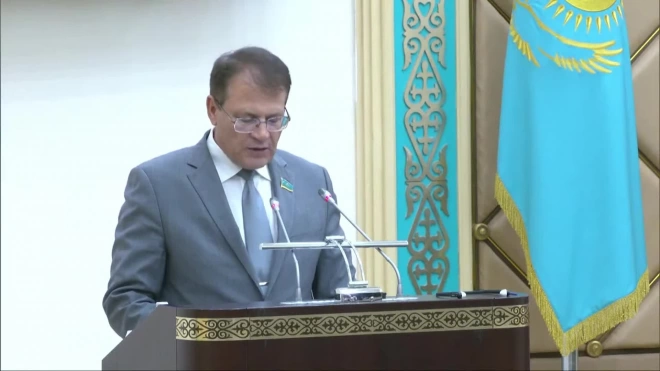 Парламент Казахстана принял закон об ответственности за рекламу финансовых пирамид