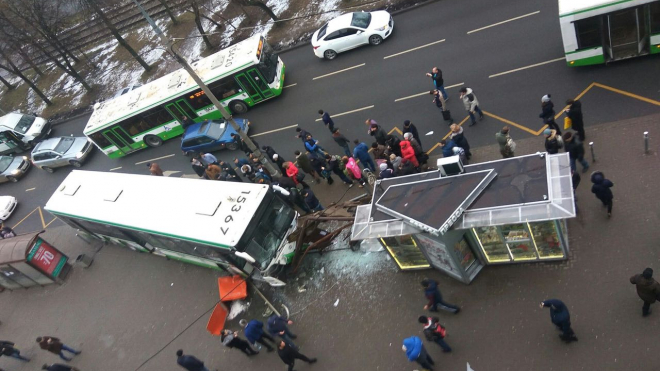 В Москве автобус снес остановку с людьми