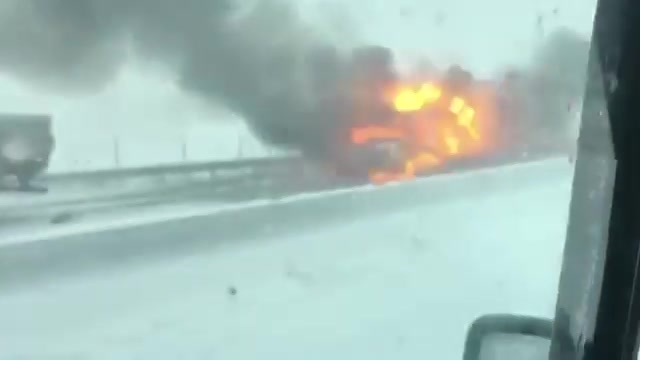 Взрыв грузовика на заснеженной трассе "Дон" попал на видео