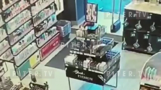 Видео: двое мужчин обокрали магазин косметики 