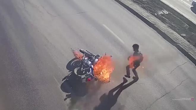 В Волгограде мотоциклист попал в ДТП и загорелся