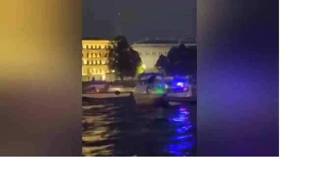 Судно с 11 пассажирами  заглохло у Дворцового моста 