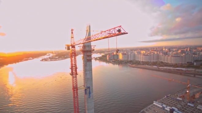 Появилось видео крутого прыжка бейсджамперов с самого высокого крана Петербурга