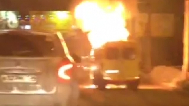 Видео: в Волгограде у Красного Октября сгорела маршрутка