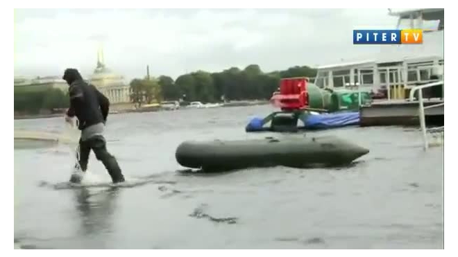 В Петербурге штормит, вода в Неве поднимается
