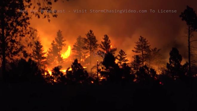 Лесной пожар перекинулся на территорию базы ВС США в штате Колорадо