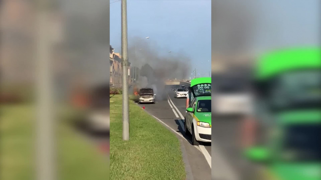 Видео: на Пироговской набережной сгорела иномарка 