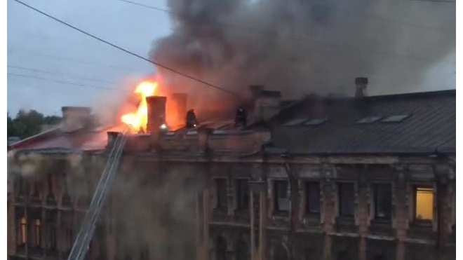 По улице Чайковского тушат крупный пожар в жилом доме