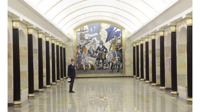 Петербургское метро будет работать круглосуточно в ночь на 2 и 10 мая