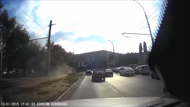 Трамвай тащит парня в Саратове.