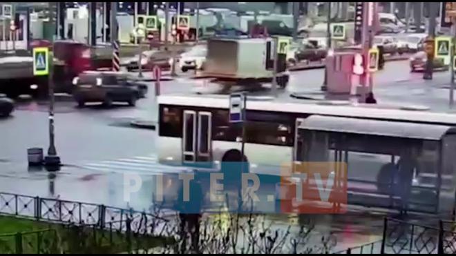 Видео: ДТП на перекрестке Индустриального и Ириновского проспектов 