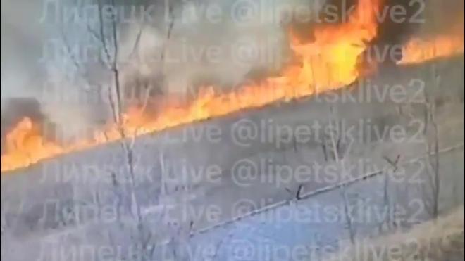 Пожарная машина сгорела при тушении травы под Липецком