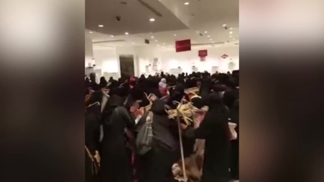 Видео из Саудовской Аравии: женщины устроили драку на распродаже