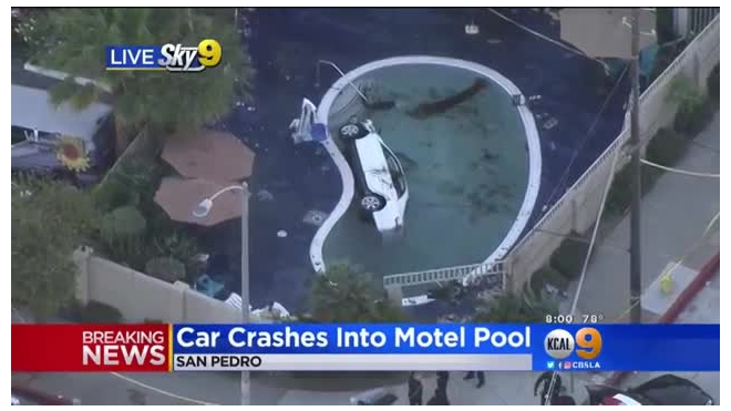 Видео из Лос-Анжелеса: Внедорожник влетел в бассейн с детьми