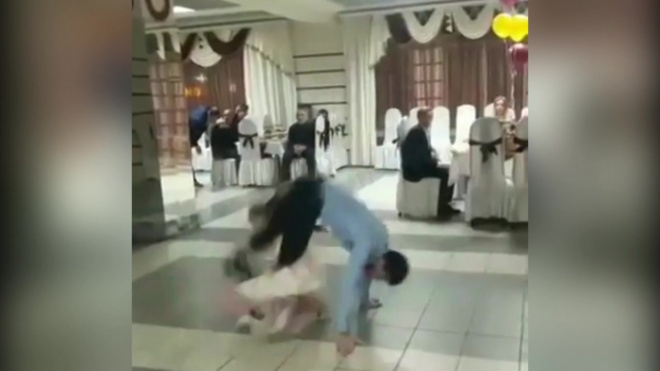 Видео: в Астрахани танцор лезгинки сбил с ног девочку во время сальто