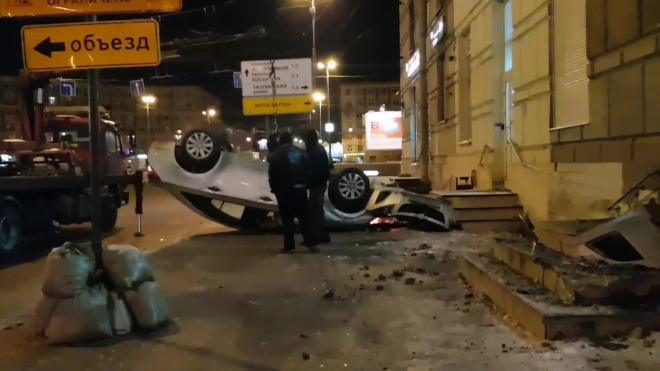 На Новочеркасской автомобиль врезался в ступени магазина, а после перевернулся
