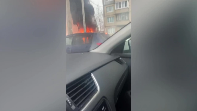 Появилось видео, как полыхал мусоровоз на Маршала Казакова