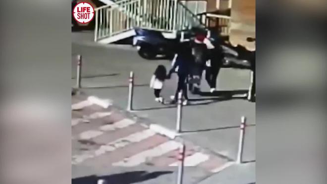 Инцидент с разбившим голову девочке мусором в Красногорске попал на видео