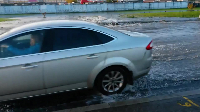 Видео: на Суздальском проспекте образовался потоп из-за лопнувшего трубопровода