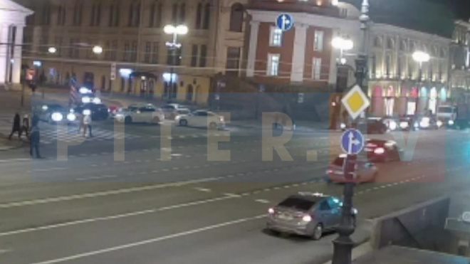 Появился момент ночного ДТП с пострадавшим пешеходом на Невском проспекте