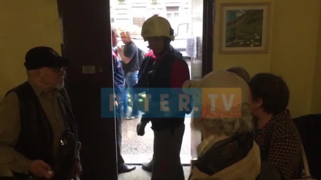 Видео со Зверинской улицы, где треснул дом: в жилом помещении рушатся потолки и стены 