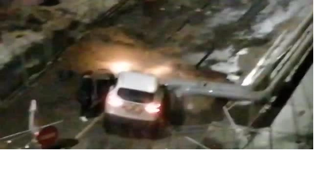 Водитель каршеринга влетел в теплосеть на улице Козлова и провалился в яму
