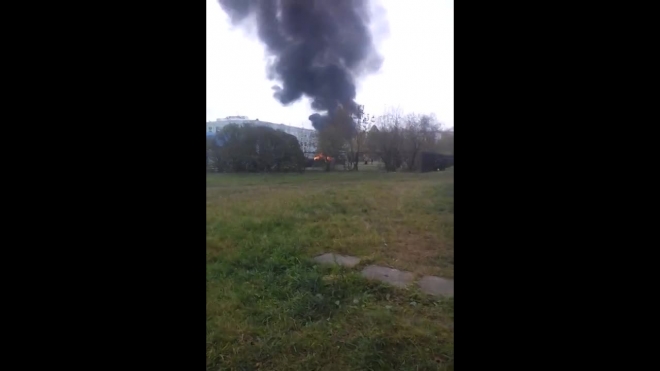 Появилось видео пожара на углу Ветеранов и Корзуна