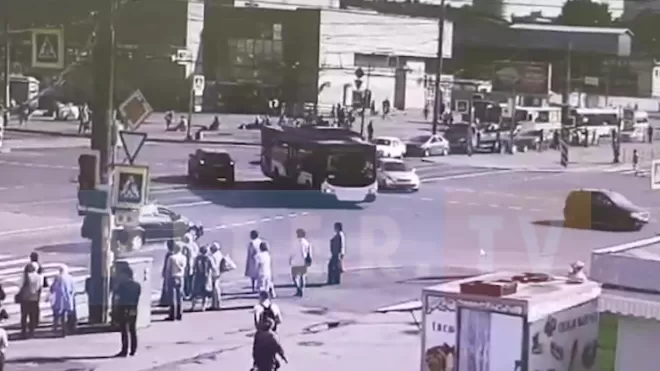 ДТП с троллейбусом у станции метро "Улица Дыбенко" попало на видео