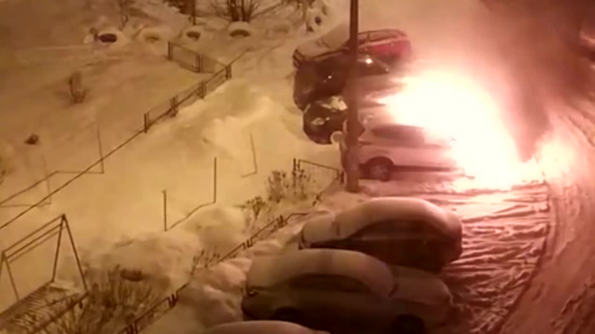 Соликамск: Парень бросил снимать видео с горящим авто и закидал машину снегом